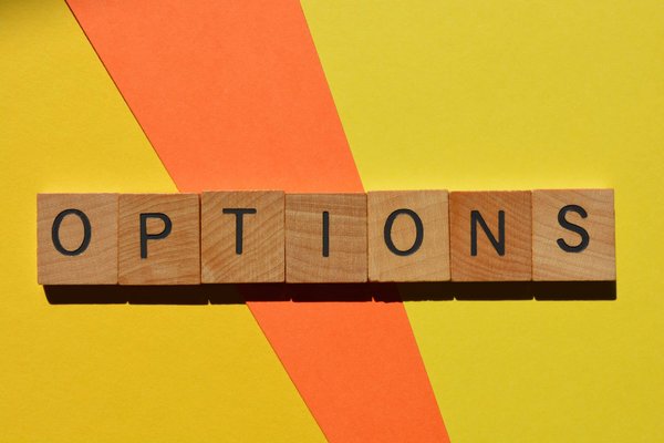 Quelles sont les options indispensables pour un four compact avec modes de cuisson multiples ?